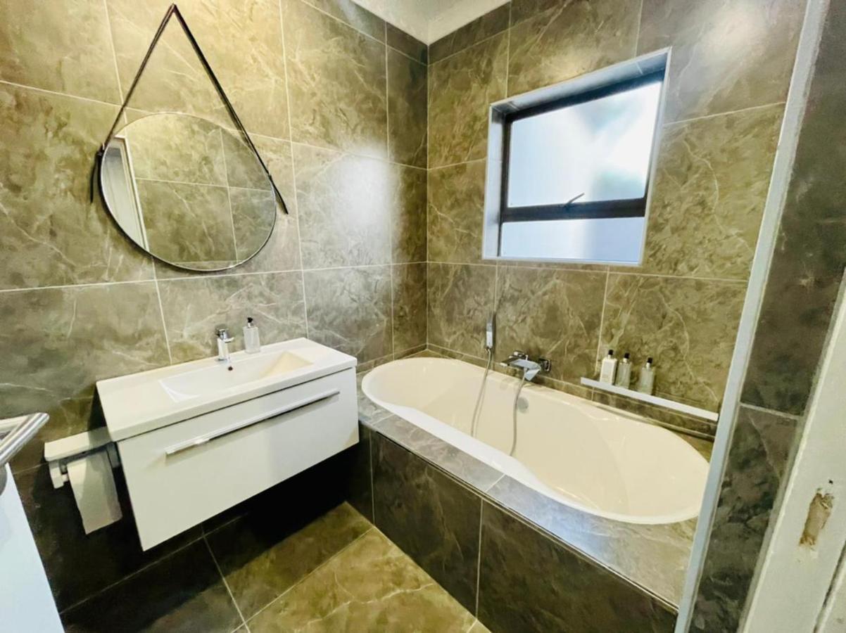 Cozier Glitz Villa Cape Town Exterior photo