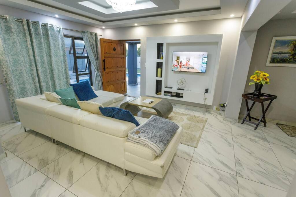 Cozier Glitz Villa Cape Town Exterior photo
