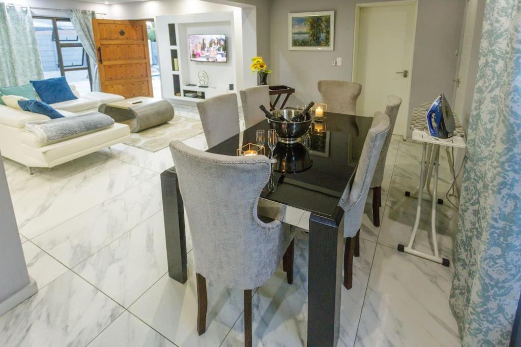 Cozier Glitz Villa Cape Town Exterior photo
