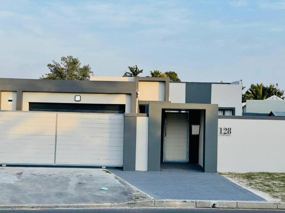 Cozier Glitz Villa Cape Town Exterior photo