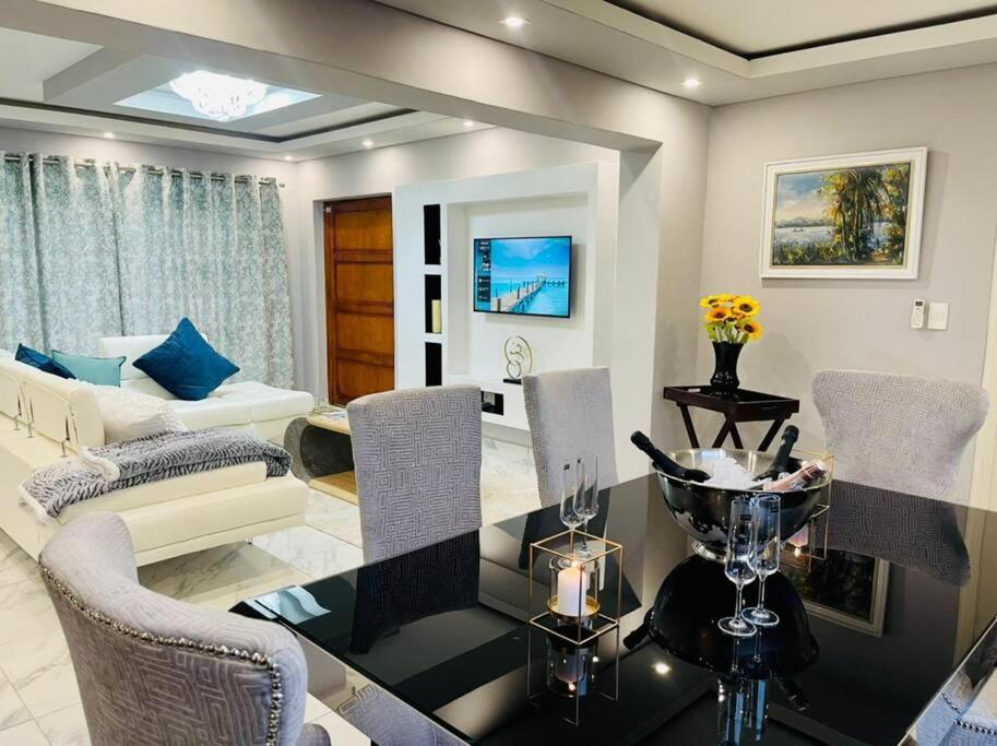 Cozier Glitz Villa Cape Town Exterior photo